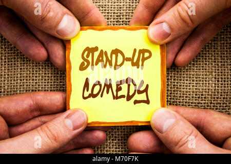 Konzeptionelle Handschrift mit Stand Up Comedy. Business foto Präsentation Entertainment Club Fun Show Komiker Nacht schriftliche Notiz Papier Holdin Stockfoto