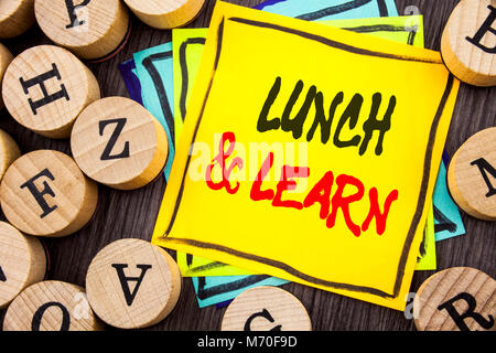 Handschrift Ansagetext, Mittagessen und Lernen. Business foto Präsentation Präsentation Training Board Kurs geschrieben Holz- abckground mit Le Stockfoto