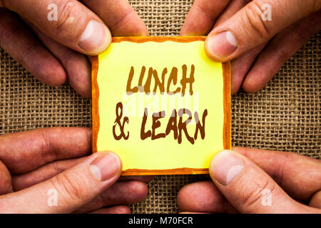 Konzeptionelle Handschrift mit Mittagessen und Lernen. Business foto Präsentation Präsentation Training Board Kurs Haftnotiz Paper Holding Hand w geschrieben Stockfoto