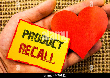 Handschrift Text anzeigen Produkt erinnern. Business Konzept für Erstattung für Produkte Mängel schriftliche Notiz Papier mit Herz Holding H abrufen Stockfoto