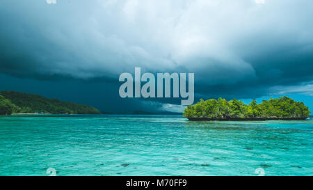 Schöne blaue Lagoone kurz vor Gewitter, Gam Insel West Papua, Raja Ampat, Indonesien Stockfoto