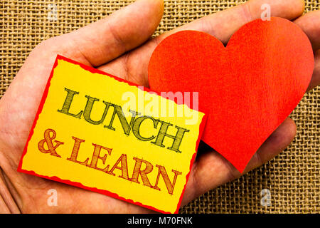 Handschrift Text mit Mittagessen und Lernen. Business Konzept für Präsentation Training Board Kurs Haftnotiz Papier mit Herz Hand wi geschrieben Stockfoto