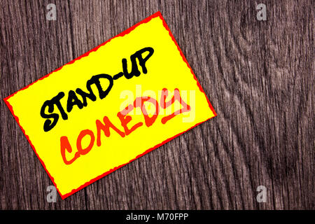 Konzeptionelle Hand schreiben Text angezeigt Stand Up Comedy. Begriff Sinne Entertainment Club Fun Show Komiker Nacht gelbe Haftnotiz Papier geschrieben, um die Stockfoto