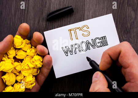 Konzeptionelle Text zeigt, dass es falsch ist. Business foto Präsentation richtige richtige Entscheidung zu treffen oder Fehler Beratung schriftliche Notebook Buch Mann schreiben Halten Stockfoto
