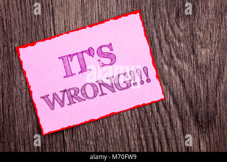 Handschrift Ansagetext angezeigt, es ist falsch. Konzeptionelle Foto richtige richtige Entscheidung zu treffen oder Fehler Beratung schriftliche Rosa Zettel Papier. Stockfoto