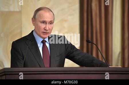 Der russische Präsident Wladimir Putin Adressen eine erweiterte Sitzung des Federal Security Service Board März 5, 2018 in Moskau, Russland. Stockfoto