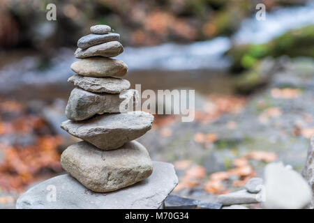 Ausgewogene Steine oder Stein Pyramide am Ufer. Stockfoto