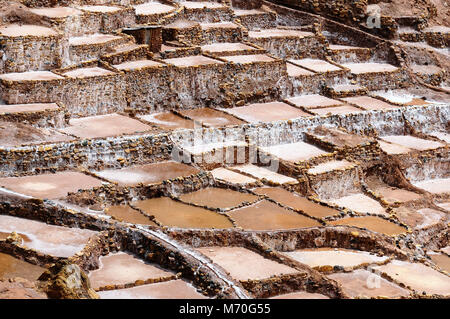 Pre Inca traditionelle Salzgewinnung Pfannen (Salinas) im Heiligen Tal der Inkas, Peru Stockfoto