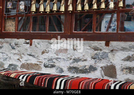 Rhodope Glocken auf Dorf Schiroka Laka, Bulgarien Stockfoto