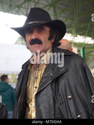 Dunkle Mann mit einem Schnurrbart in Lederjacke in Cowboy Hut Stockfoto