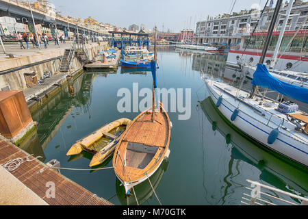 Genua (Genova), Italien, 12. April 2017 - Leudo Boot im Hafen von Genua, eine lateinische Segelboot für die Kabotage bis in die letzten Jahrzehnte des 20. ce verwendet Stockfoto