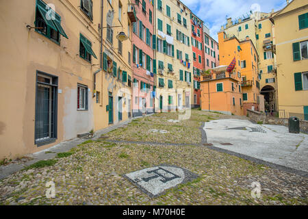 Genua (Genova) Italien. APRIL 14, 2017 - Blick auf einen Teil der alten Stadt namens 'Campo Pisano', ein Quadrat mit bunten Häusern in Genua, Italien Stockfoto