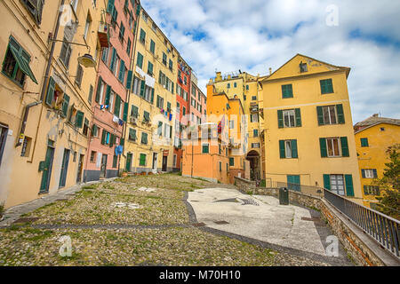 Genua (Genova) Italien. APRIL 14, 2017 - Blick auf einen Teil der alten Stadt namens 'Campo Pisano', ein Quadrat mit bunten Häusern in Genua, Italien Stockfoto