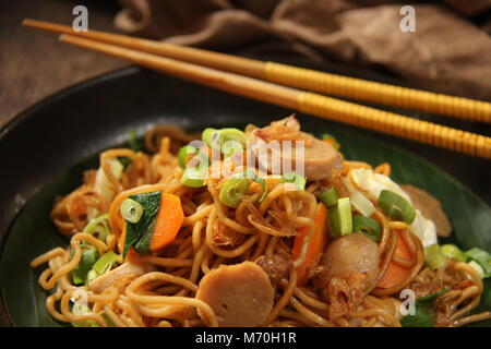 Mee Goreng, gebratene Nudeln mit Hackfleischbällchen, Gemüse und Sojasauce Stockfoto