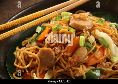 Mee Goreng, gebratene Nudeln mit Hackfleischbällchen, Gemüse und Sojasauce Stockfoto