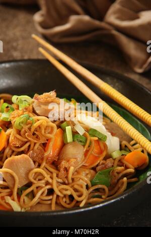 Mee Goreng, gebratene Nudeln mit Hackfleischbällchen, Gemüse und Sojasauce Stockfoto