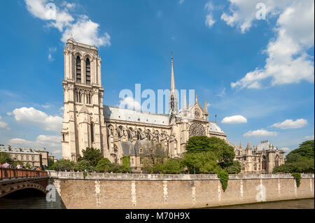 PARIS, FRANKREICH - 06. MAI 2011: Außenansicht der Kathedrale Notre-Dame auf der Ile de la Cite Stockfoto
