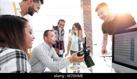 Grafik-Designer bei der Arbeit. Swatch Farbmuster. Stockfoto