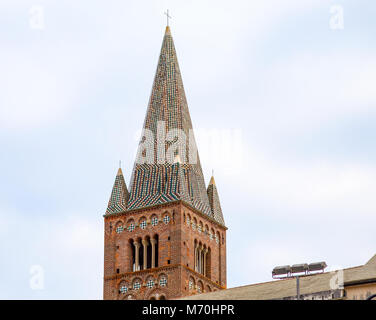 Genua (Genova) Italien. APRIL 14, 2017 - Blick auf den Glockenturm von St. Augustine's Kirche (Sant'Agostino) in der Altstadt von Genua, Italien Stockfoto