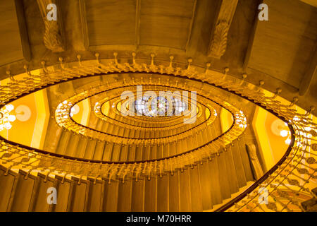 Genua (Genova), Italien, 14. April 2017 - Treppenhaus Gebäude, oval Treppe im Gebäude in Genua, Italien. Stockfoto