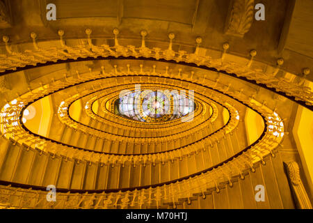 Genua (Genova), Italien, 14. April 2017 - Treppenhaus Gebäude, oval Treppe im Gebäude in Genua, Italien. Stockfoto