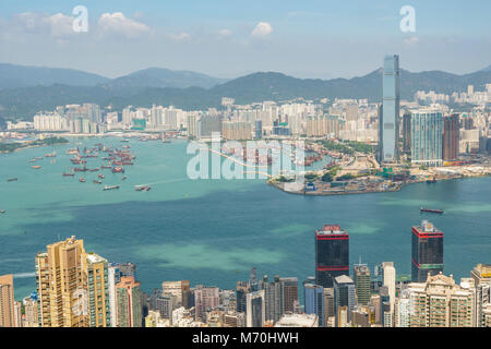 Skyline von Hongkong vom Victoria Peak über den Victoria Harbour auf der Suche nach Kowloon Stockfoto