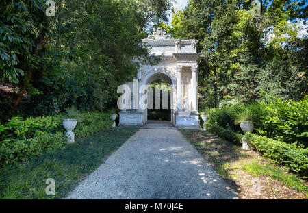 Genua (Genova), 28. April 2017 - Villa Durazzo - Pallavicini, der Triumphbogen in Genua Pegli, Italien Stockfoto