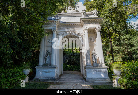 Genua (Genova), 28. April 2017 - Villa Durazzo - Pallavicini, der Triumphbogen in Genua Pegli, Italien Stockfoto