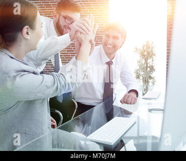 Business Team macht fünf als Zeichen des Erfolgs Stockfoto