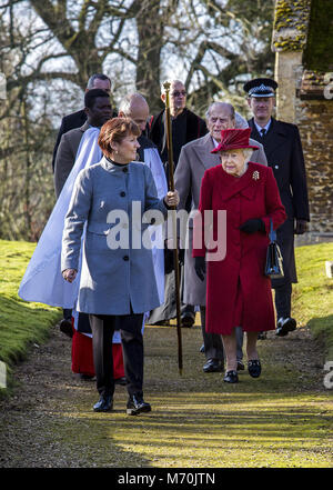 Queen Elizabeth, durch den Herzog von Edinburgh begleitet, nimmt morgen an St. Peter und Paul Kirche in West Newton, Norfolk. Mit: Prinz Philip, Herzog von Edinburgh, Königin Elizabeth II Wo: West Newton, Norfolk, Großbritannien Wann: 04 Feb 2018 Credit: Station/WENN.com Stockfoto