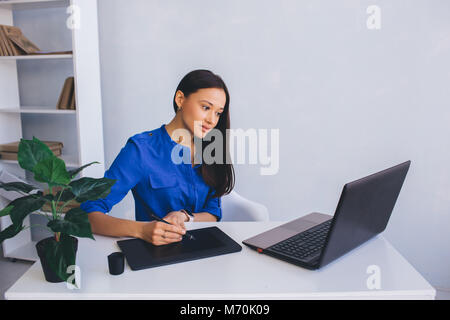 Frau Grafik Designer an ihrem Arbeitsplatz Stockfoto