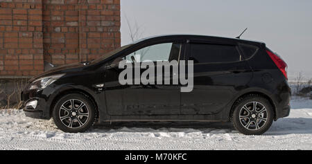 Kasachstan, Ust-Kamenogorsk - Februar 17., 2018. Auto Hyundai Accent. Schwarzes Auto. Stockfoto