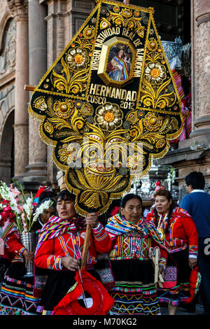 Standard und Standard Träger für die Virgen Natividad Real de La Almudena (Königliche Krippe Jungfrau von Almudena) Float, Fronleichnam, Feier, Cusco, Stockfoto