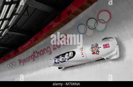 Der lettische Oskars Melbards und sein Team während der 4-Mann-Bobrennen im Olympic Sliding Center am 15. Tag der Olympischen Winterspiele 2018 in PyeongChang in Südkorea. DRÜCKEN SIE VERBANDSFOTO. Bilddatum: Samstag, 24. Februar 2018. Siehe PA Geschichte OLYMPICS Bobsleigh. Bildnachweis sollte lauten: David Davies/PA Wire. Stockfoto