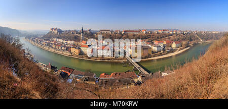 Panoramablick auf die Stadt und die Burg Burghausen Stockfoto