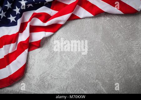 USA-Flagge auf grauem Hintergrund Stockfoto