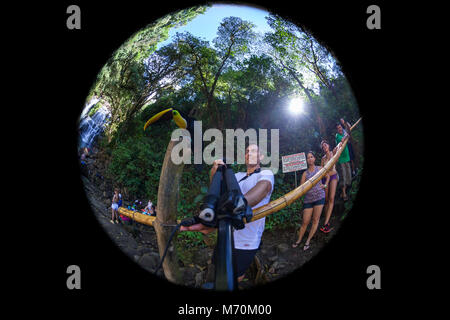 Nauyaca, Costa Rica - Januar 28: Tourist, der eine selfie mit einem feurigen Objektiv und einem Toucan vor in der Nähe von Nauyaca Wasserfällen in Costa Rica. 28. Januar 20 Stockfoto