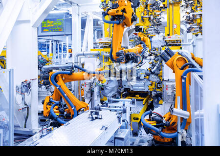 Roboter in einem Automobilwerk Stockfoto