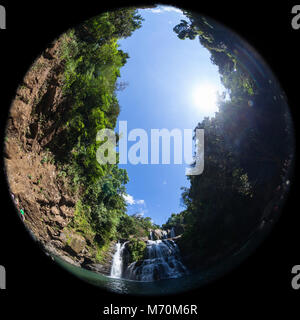 Nauyaca Wasserfällen mit einer tiefen Schwimmen Loch und großen Felsen im Südpazifik von Costa Rica, geschossen mit einem Fish Eye Objektiv für eine kreisförmige Wirkung Stockfoto