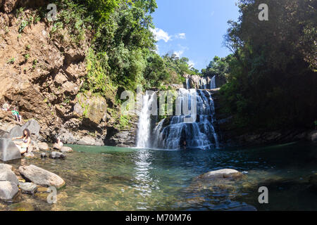 Nauyaca, Costa Rica - Januar 28: Leute genießen ein erfrischendes Bad und die Aussicht auf die Wasserfälle. 28. Januar 2018, Nauyaca, Costa Rica Stockfoto