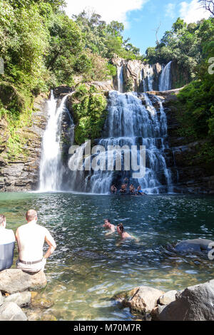 Nauyaca, Costa Rica - Januar 28: Leute genießen ein erfrischendes Bad und die Aussicht auf die Wasserfälle. 28. Januar 2018, Nauyaca, Costa Rica Stockfoto