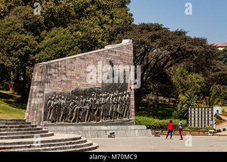 Ein Wandrelief am Tiglachin Monument (auch als Derg Denkmal) Churchill Avenue, Addis Abeba, Äthiopien bekannt Stockfoto