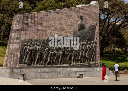 Ein Wandrelief am Tiglachin Monument (auch als Derg Denkmal) Churchill Avenue, Addis Abeba, Äthiopien bekannt Stockfoto