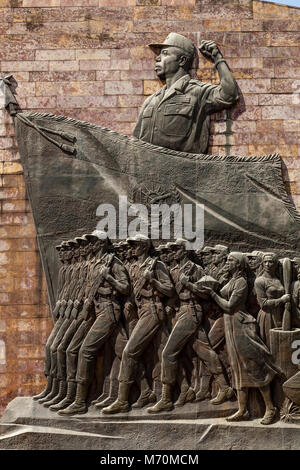 Ein Wandrelief am Tiglachin Monument (auch als Derg Denkmal) Churchill Avenue, Addis Abeba, Äthiopien bekannt Stockfoto