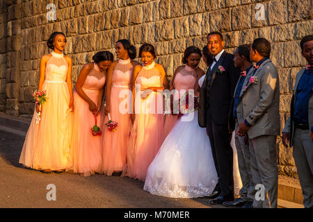 Eine Hochzeitsfeier posieren für Fotos außerhalb des Sheraton Hotel, Addis Abeba, Äthiopien Stockfoto