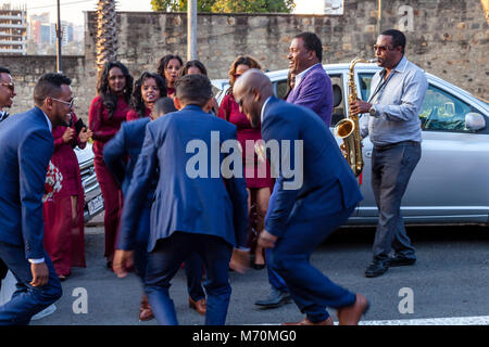 Männliche Mitglieder einer Bridal Party tanzen auf der Straße, Addis Abeba, Äthiopien Stockfoto