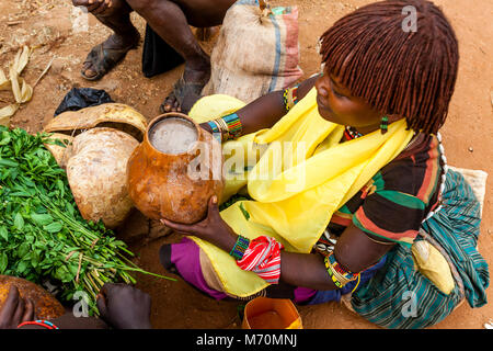 Tribal Frauen trinken Selbstgebrautes Sorghum Bier an der Alduba Stammes- Markt, Keyafer, Omo Valley, Äthiopien Stockfoto