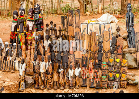 Traditionelles Handwerk für Verkauf an den Alduba Stammes- Markt, in der Nähe von Keyafer, Omo Valley, Äthiopien Stockfoto