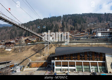 Eine Gondel, die neben einer Hängebrücke Gehweg im Skigebiet Morzine Portes du Soleil Haute Savoie Frankreich Stockfoto