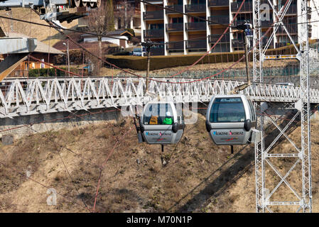 Eine Gondel, die neben einer Hängebrücke Gehweg im Skigebiet Morzine Portes du Soleil Haute Savoie Frankreich Stockfoto